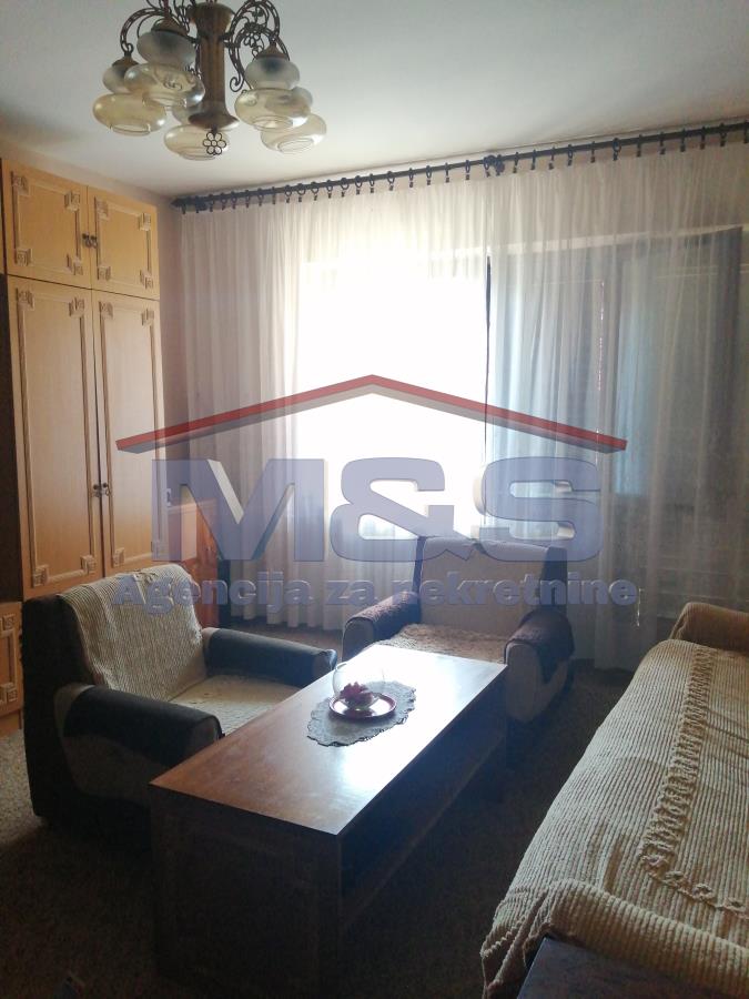 Kuća na dva nivoa, 180 m2, Ruma, centar