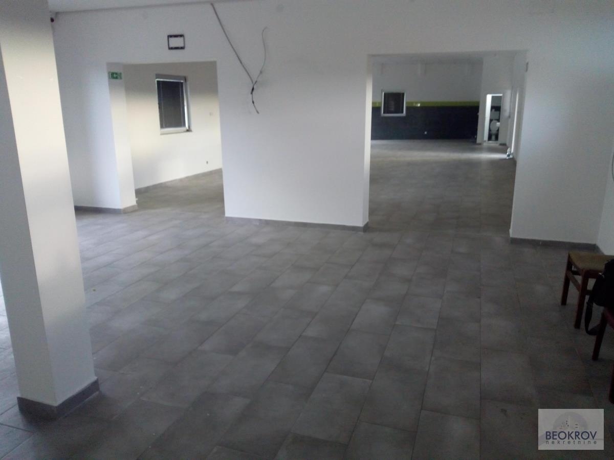 Zgrada sa parkingom