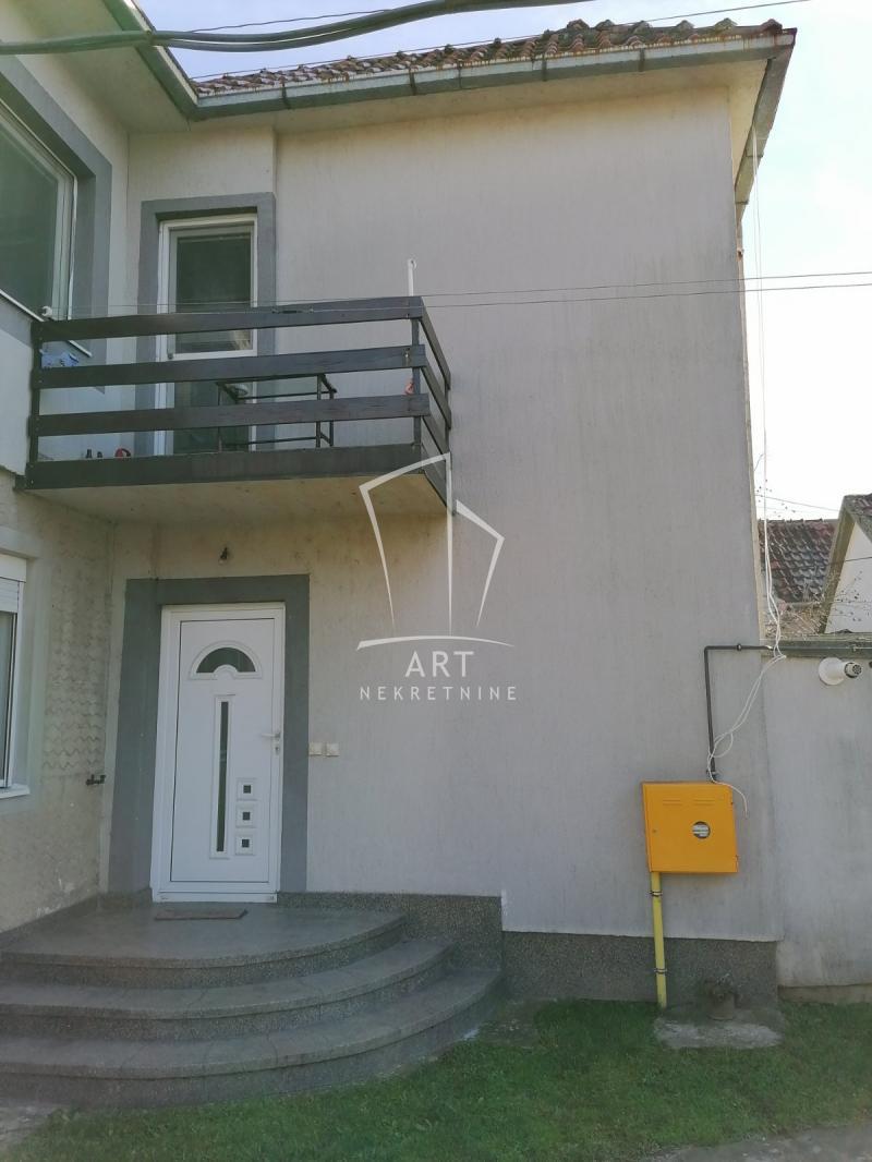 Surčin, Dobanovci, 77m2 , plus pomoćna zgrada od 35m2 ID#689