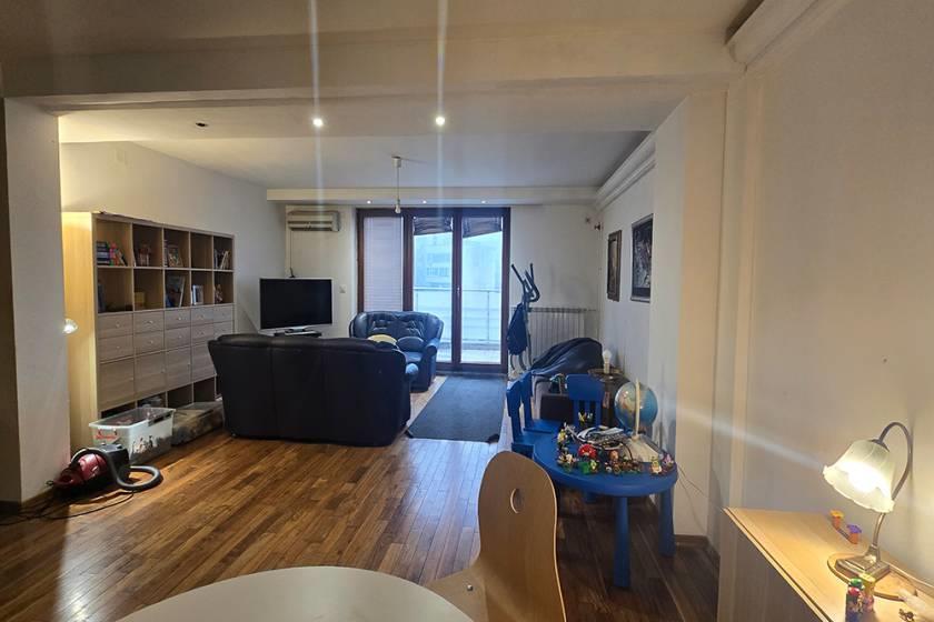 Trosoban stan kod Slavije sa velikom terasom,135m2