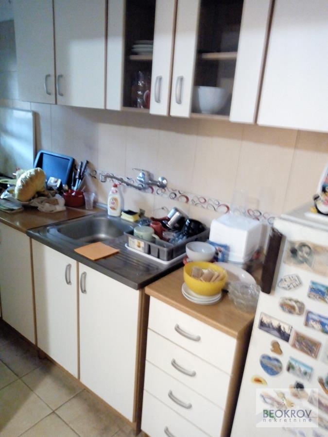 Stan u dvorištu u kojem su 2 stana-oba na prodaju