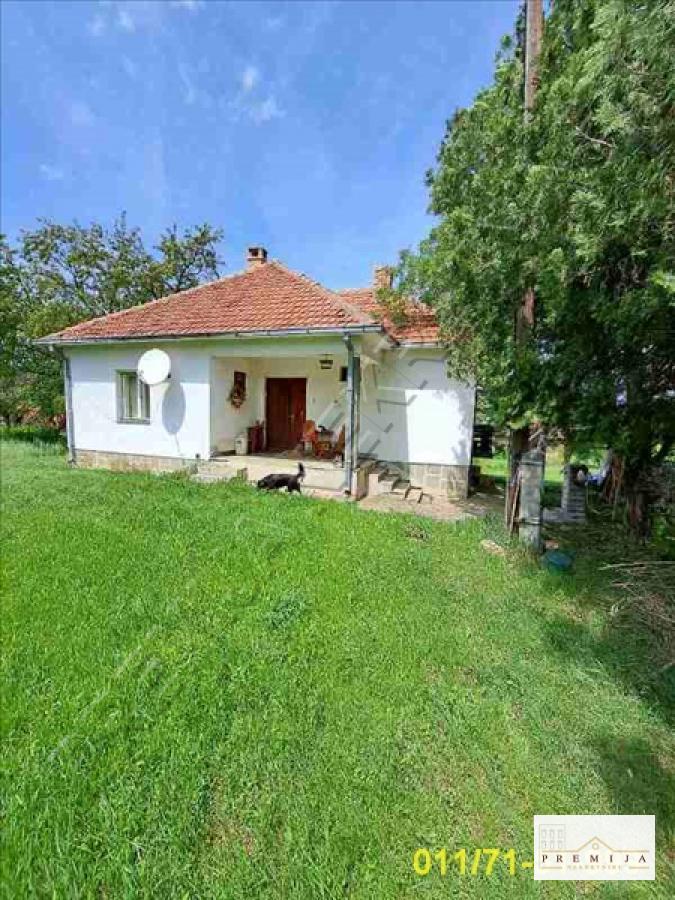 Mladenovac, Amerić, gazdinstvo.  104m2, 184m2+85m2, plac 4 ha