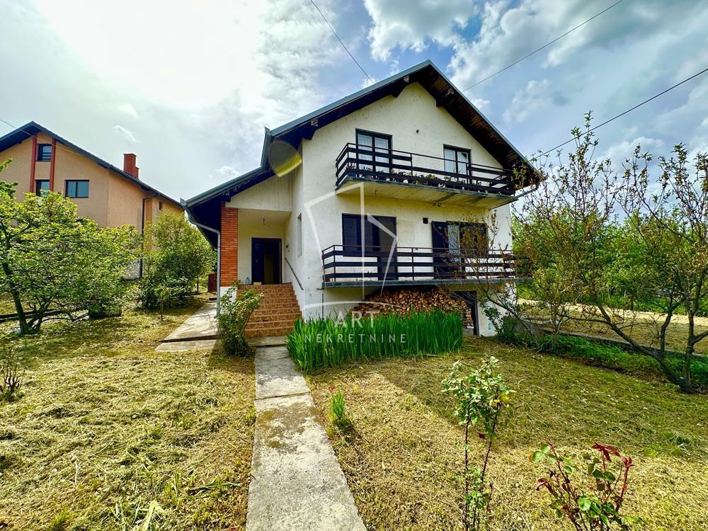 Uknjižena kuća od 260m2 na 10 ari placa. ID#10709