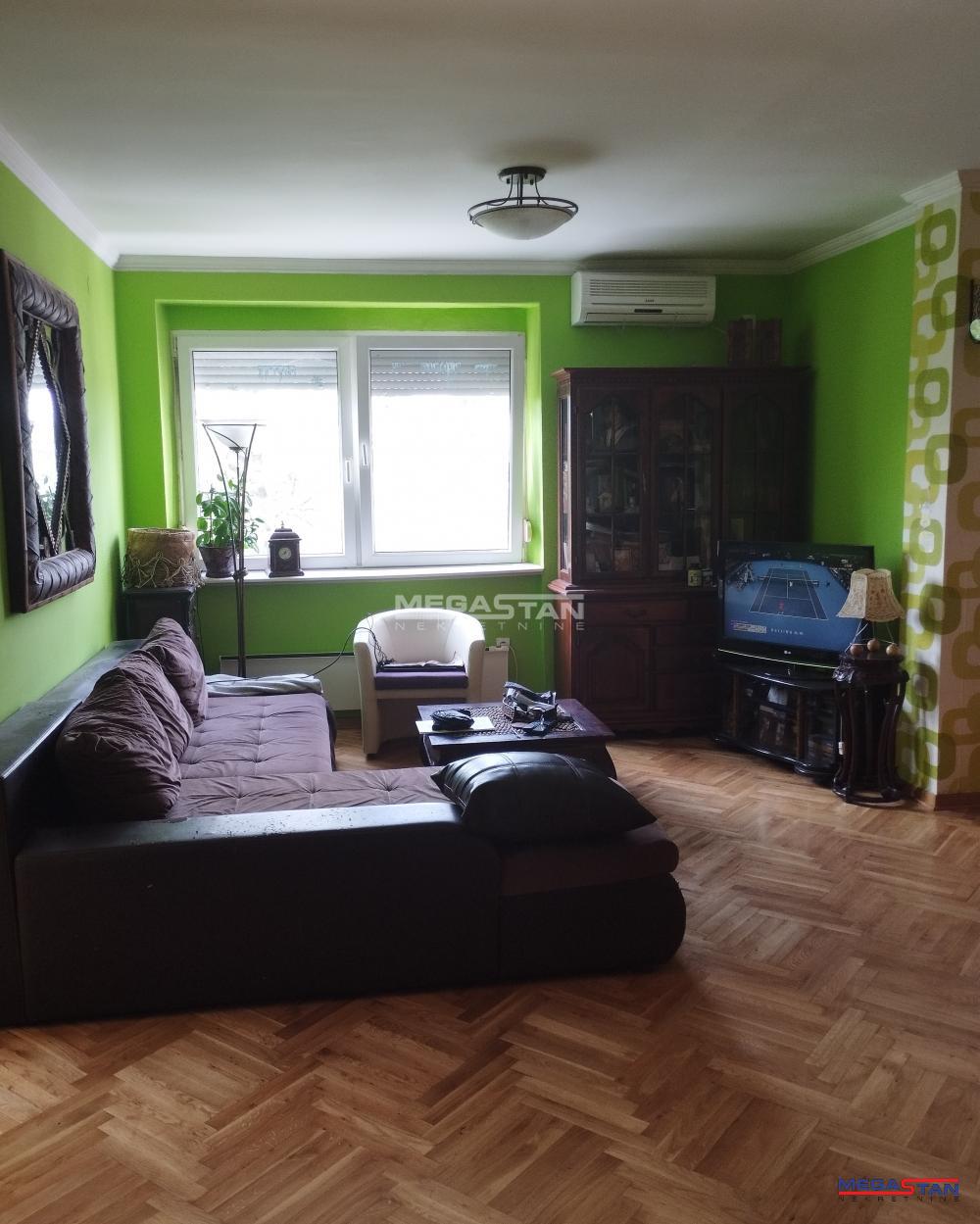 Stan plus zidana garaža