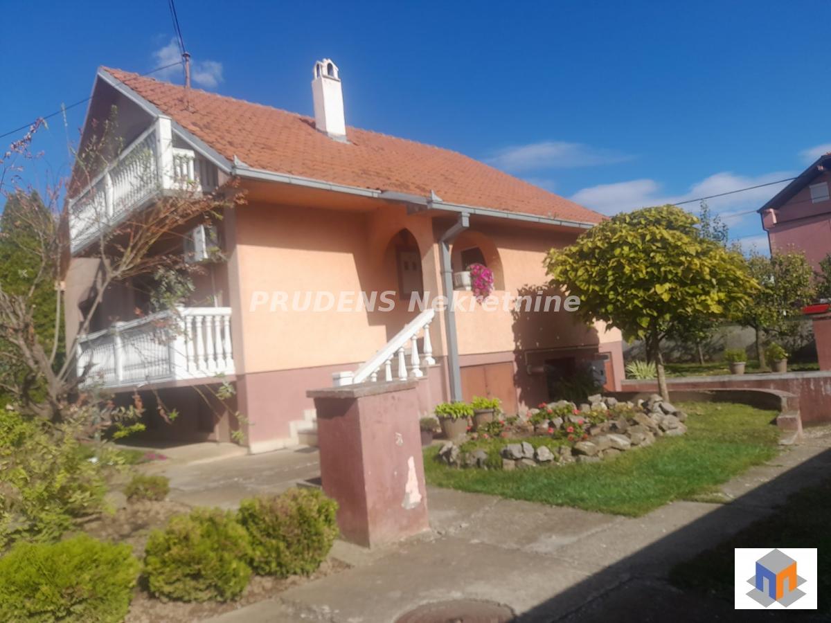 Kuća u Surčinu sa garažom i podrumom, uknjižena