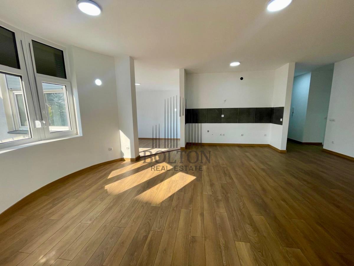 U mirnom okruženju prostran stan sa prelepom terasom