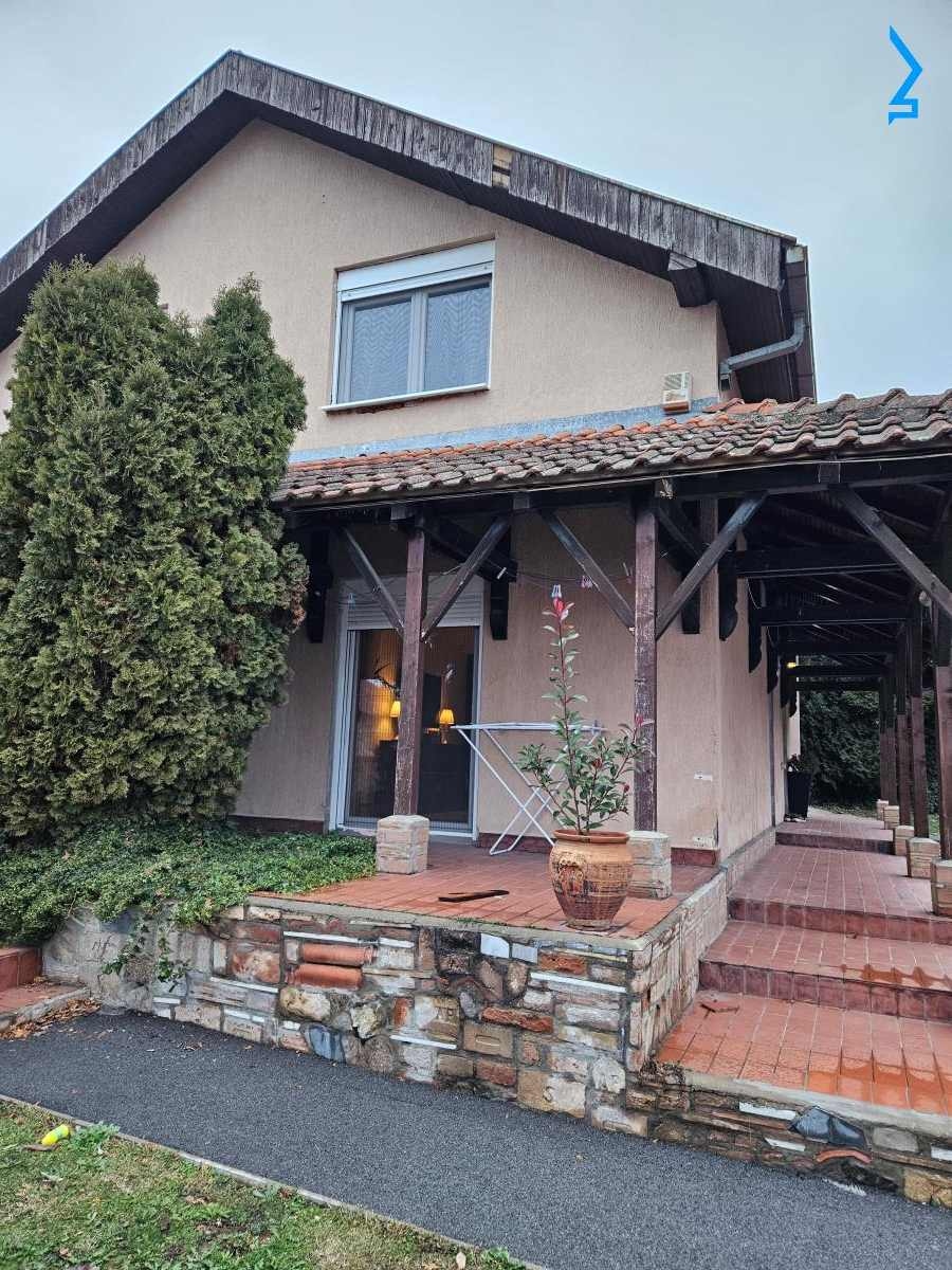 Kuća, 180 m2, Inđija