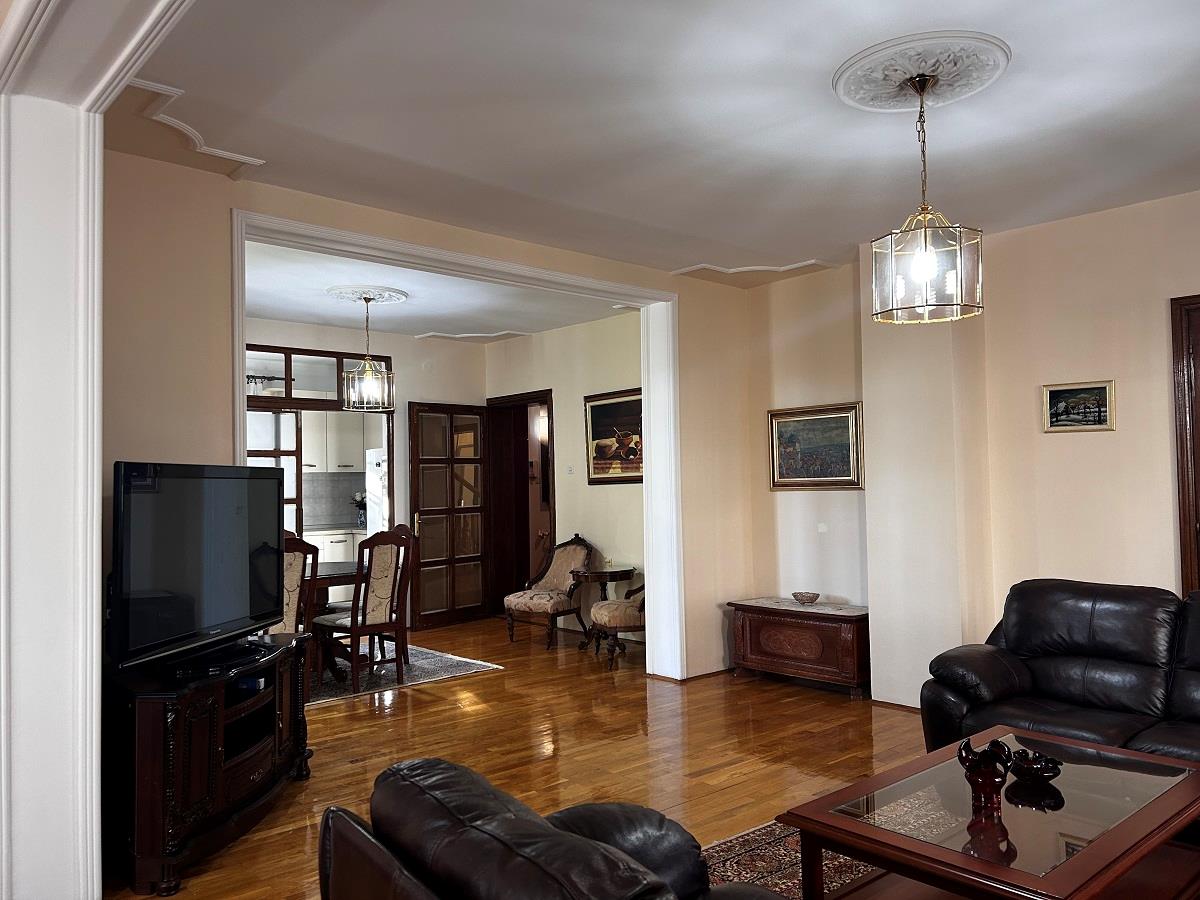 Izdajemo nameštenu kuću na Dedinju,  300m2 