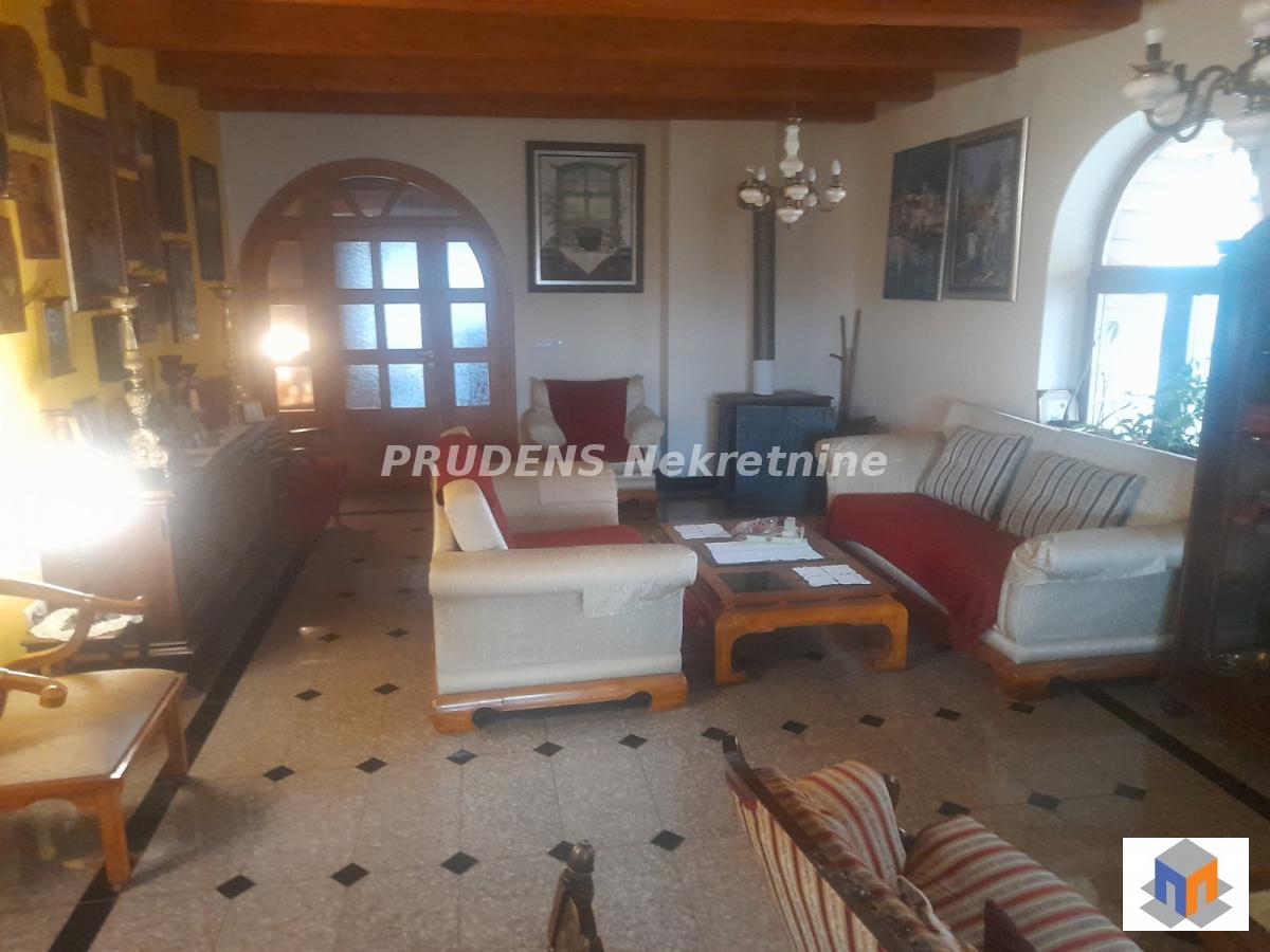 Najlepša kuća sa poslovnim prostorom u centru Surčina