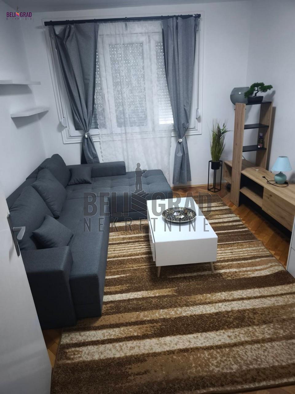 Renoviran, komforan stan, odlična lokacija