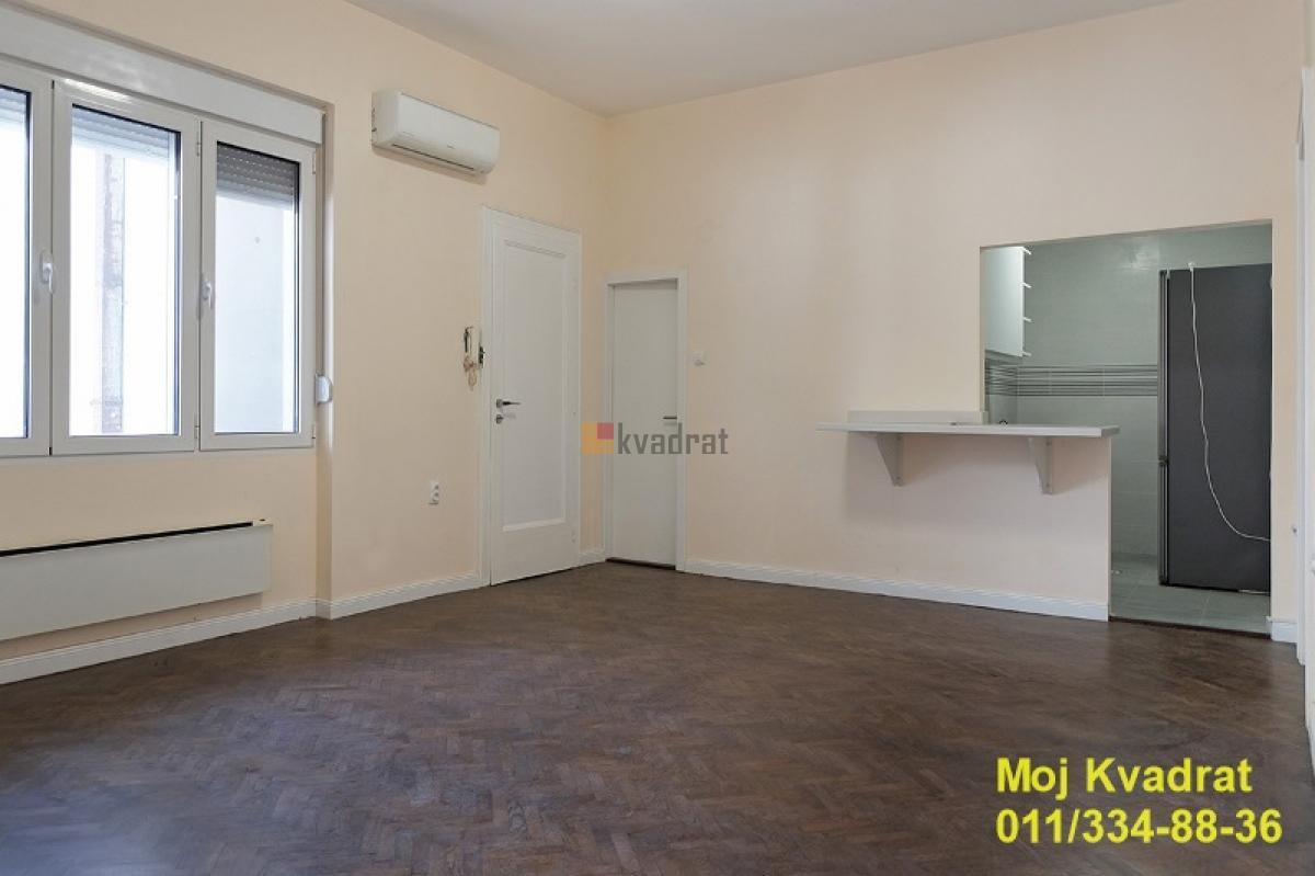 Zemun, centar - Karađorđev trg, 105m2