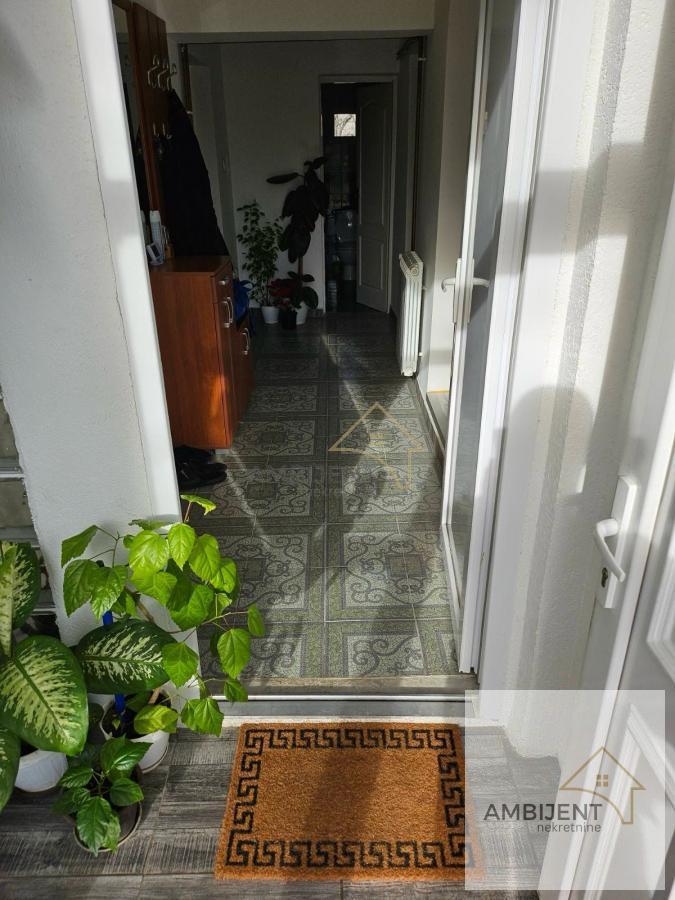 Spratna kuća u Surčinu na 7 ari placa