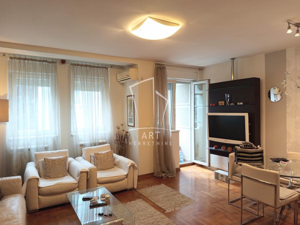 Izdaje se namešten stan, renoviran, u  samom centru ID#10391