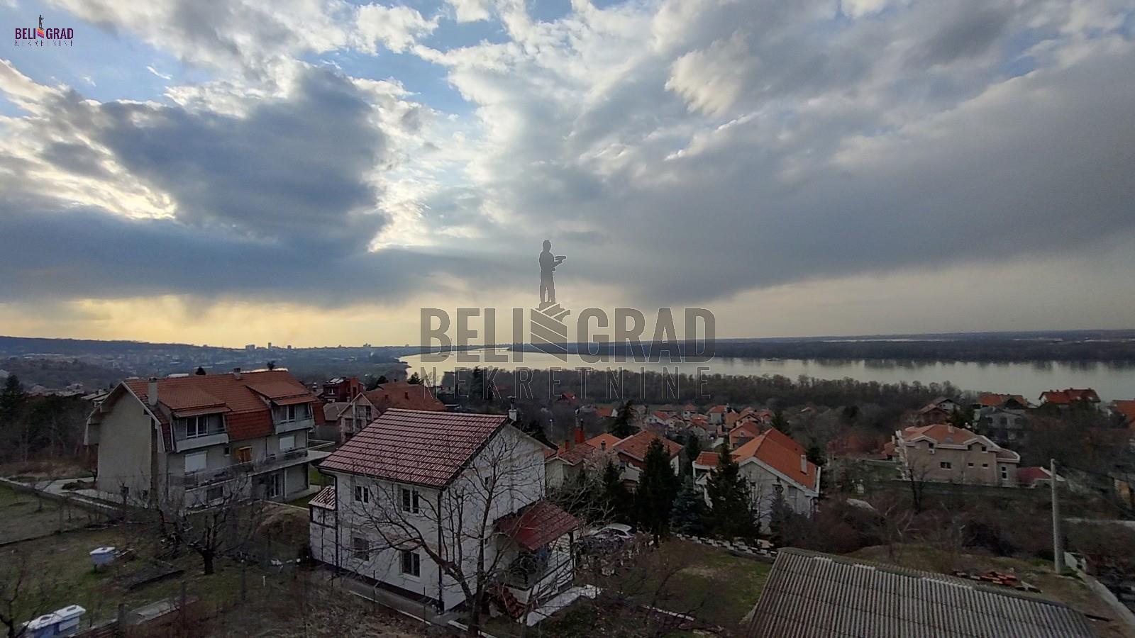 Višnjica, kuća novije gradnje sa pogledom na Dunav