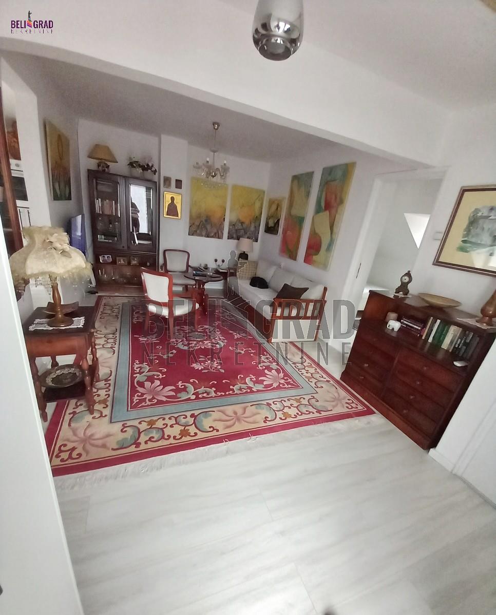 Mala zgrada sa tri stana