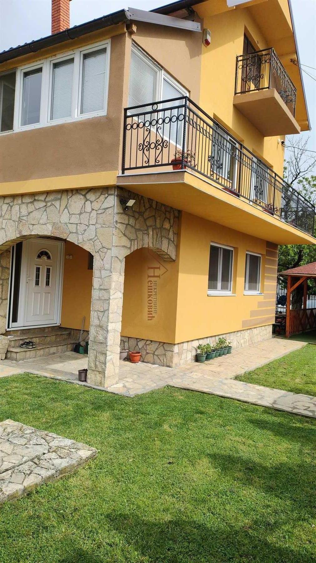 SURČIN - BEČMEN dve kuće na placu 