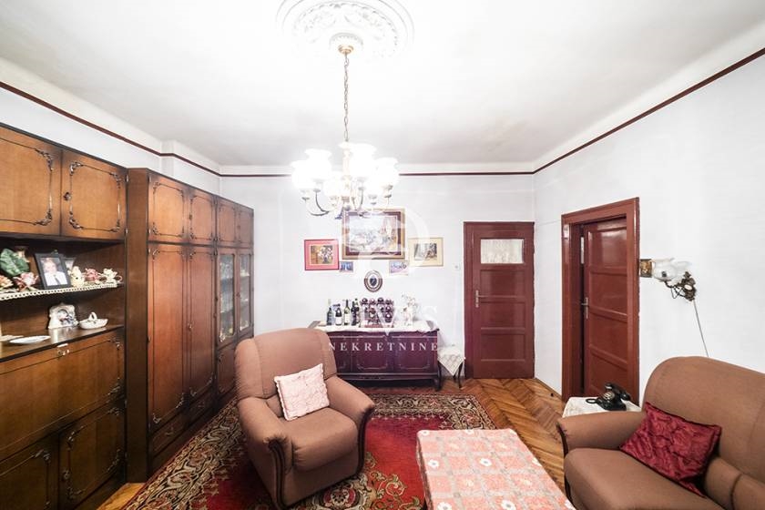 Prodajemo 3.0 stan, za renoviranje, 73m2, Molerova ulica 