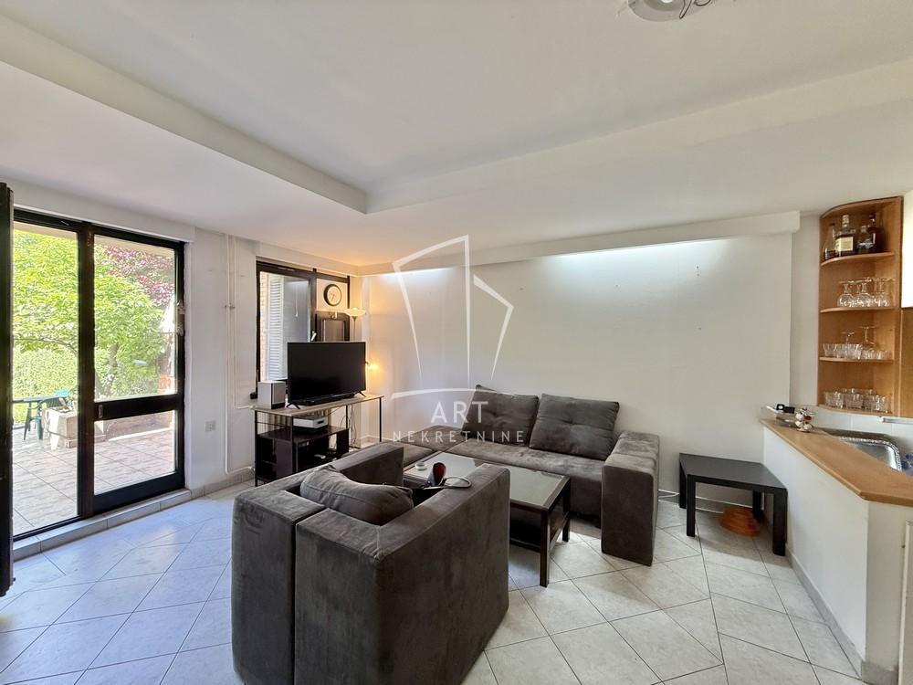 Kuća u nizu, mereno 226 m2 sa dvorištem ID#10880