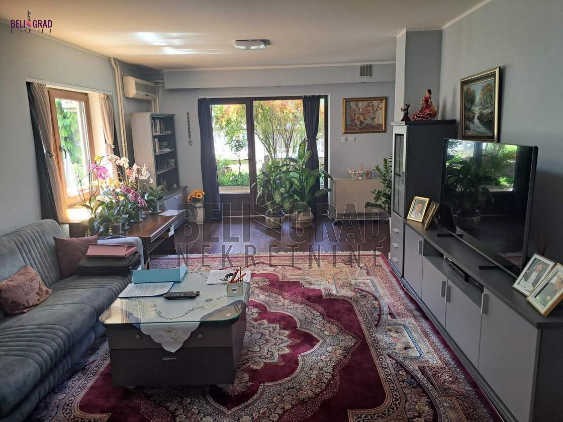 Medak 3, Veselina Čajkanovića, Sunčano brdo