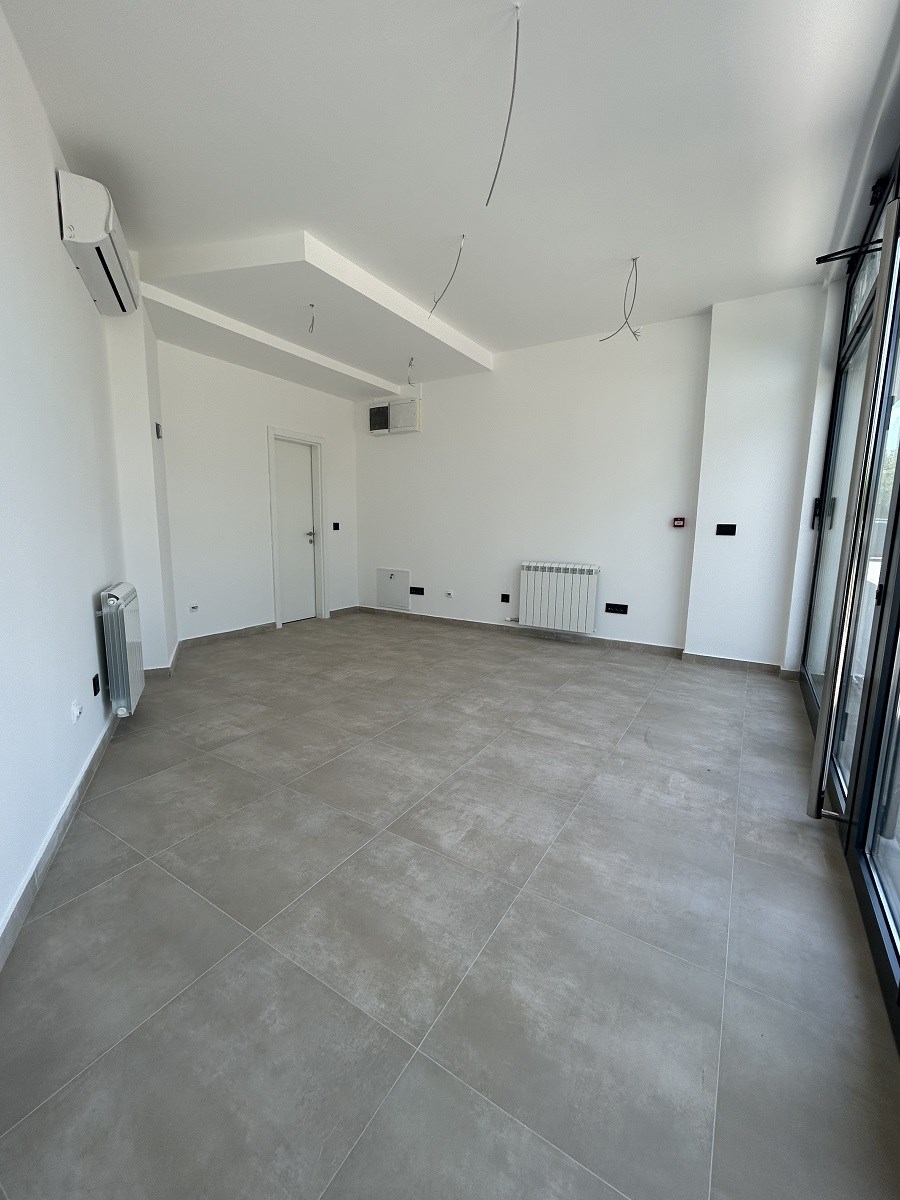 Izdajemo lokal sa izlogom kod Hale Pionir, 26m2