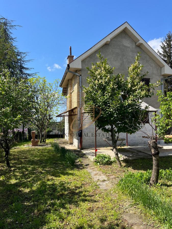 Uknjižena kuća sa pomoćnim objektima i voćnjakom