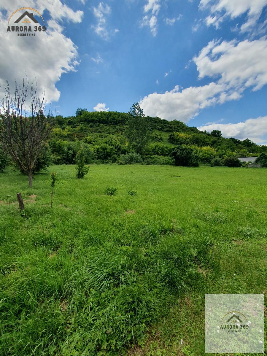 VRDNIK, ODLIČNO IMANJE NA 22ara, KUĆA 180m2, NA GLAVNOM PUTU, RAVAN PLAC