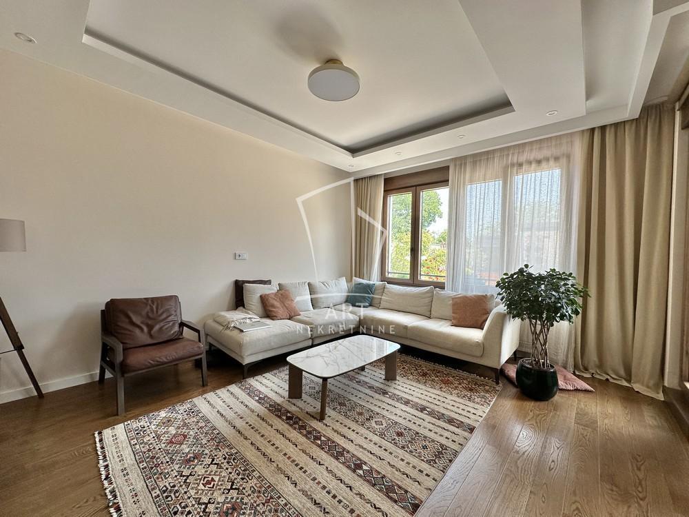 Jedinstven 4.0 stan sa dvorištem 180 m2, pored Dunava ID#111