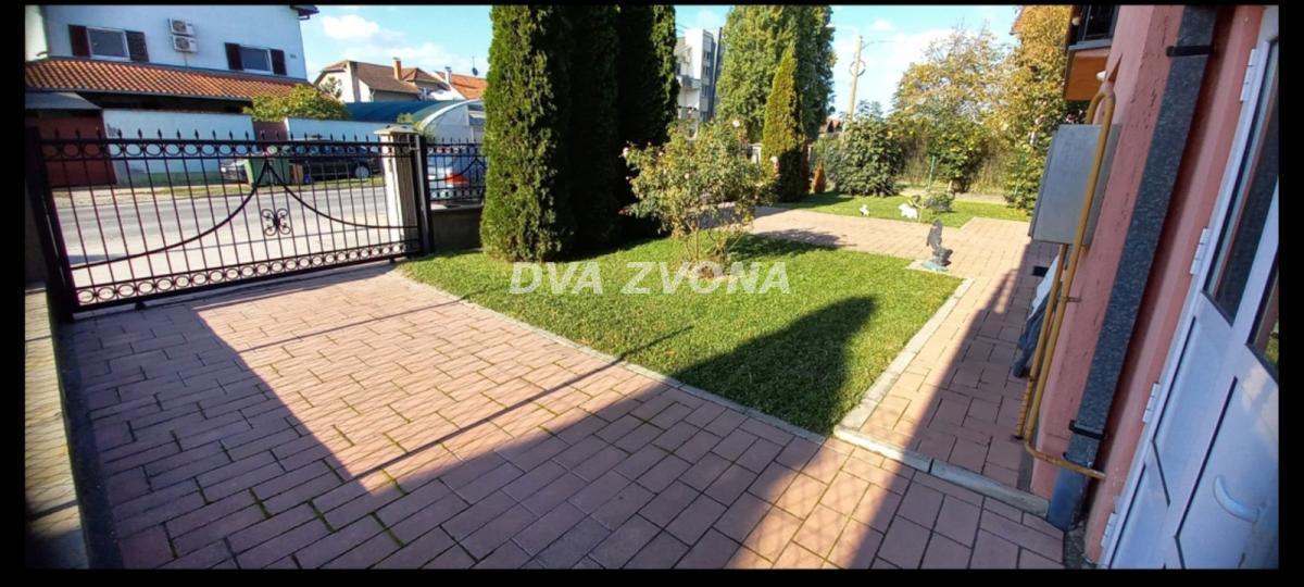 KUĆA NA POČETKU ADICA SA POSLOVNIM PROSTOROM - CENA DOGOVOR