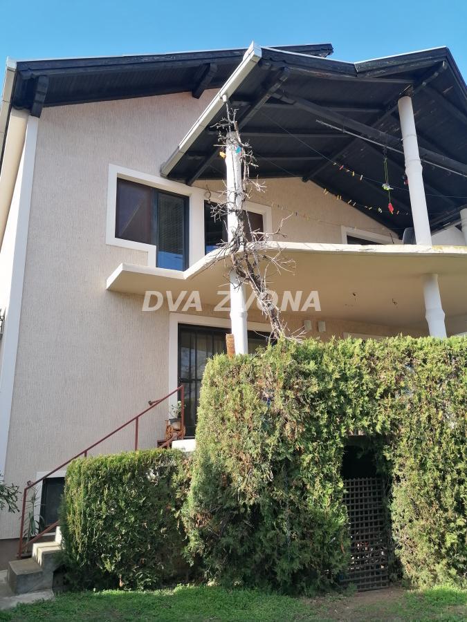 MODERNA PORODIČNA KUĆA U INĐIJI – 450 m², DVE STAMBENE JEDINICE