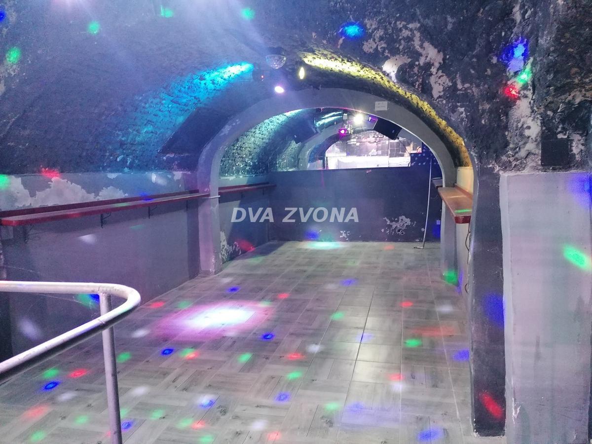 ATRAKTIVAN LOKAL SA BAŠTOM U CENTRU BEČEJA – 168 m² + PODRUM 140 m²