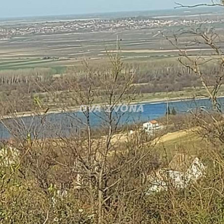 Retko u ponudi! Plac u Novom Slankamenu sa pogledom na Dunav – 1.500 m²