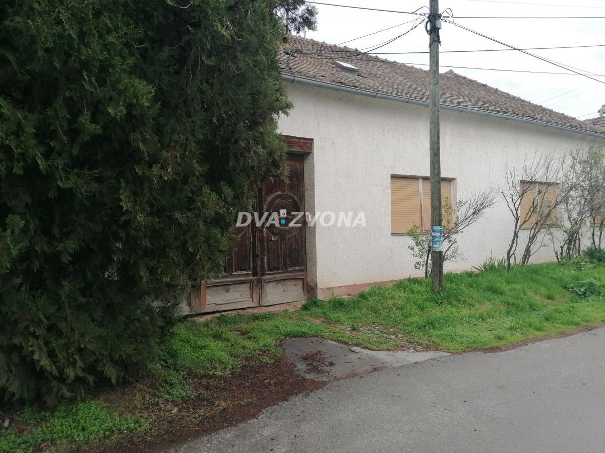 ISPLATIVA INVESTICIJA! Kuća + veliki pomoćni objekat + mogućnost proširenja – Petrovaradin, Stari Majur