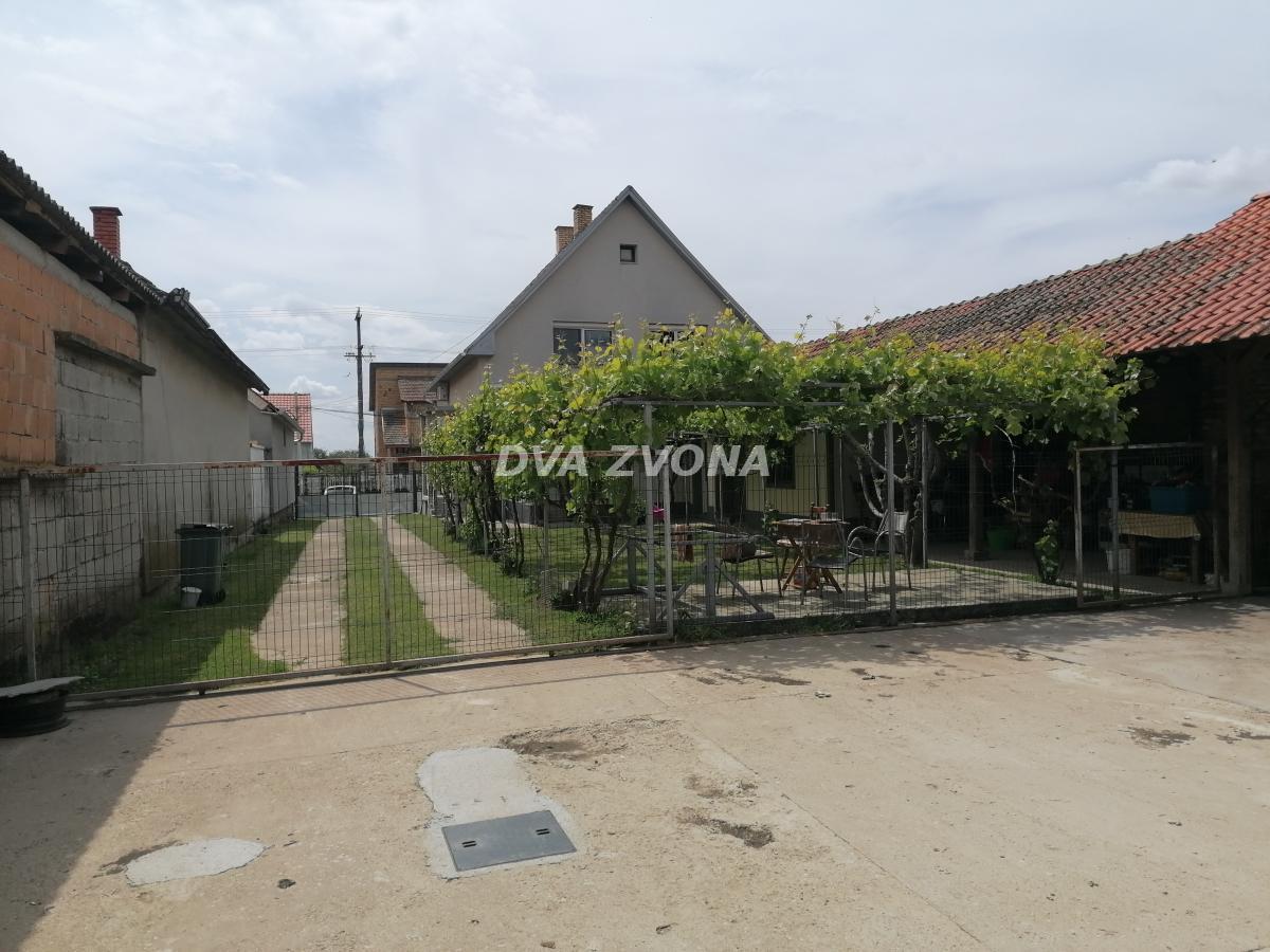 IDEALNA KUĆA SA VIŠE OBJEKATA U NOVOM SLANKAMENU – KOMFOR, FUNKCIONALNOST I MOGUĆNOST POSLOVANJA!