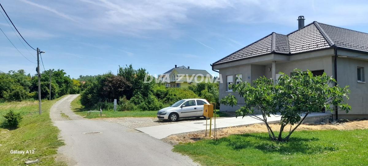 Plac 23 ara u Ledincima – Građevinsko zemljište sa infrastrukturom, idealno za porodičnu kuću!