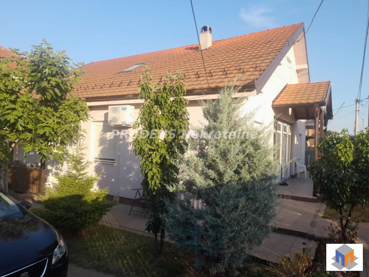 Kuća u blizini Sterijine u Surčinu