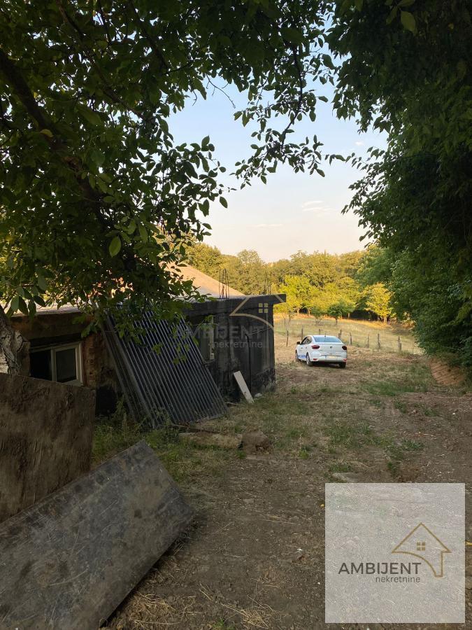 Zemljište sa legalizovanim betonskim objektom uz magistralu