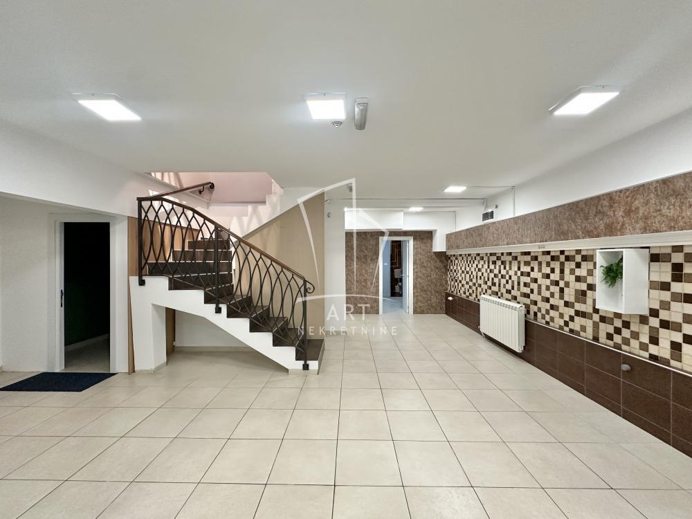 Lokal na odličnoj lokaciji, mereno 140 m2 garažno mesto uklj