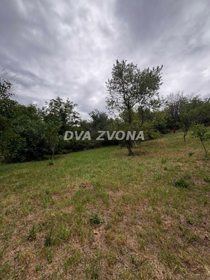 Na prodaju plac 11 ari u Čortanovcima – prirodni raj nadomak grada!