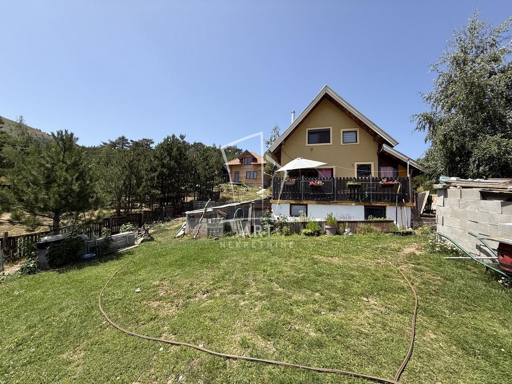 Dve kuće, mereno 186 m2, plac 9.17 ari, okruženo prelepom pr