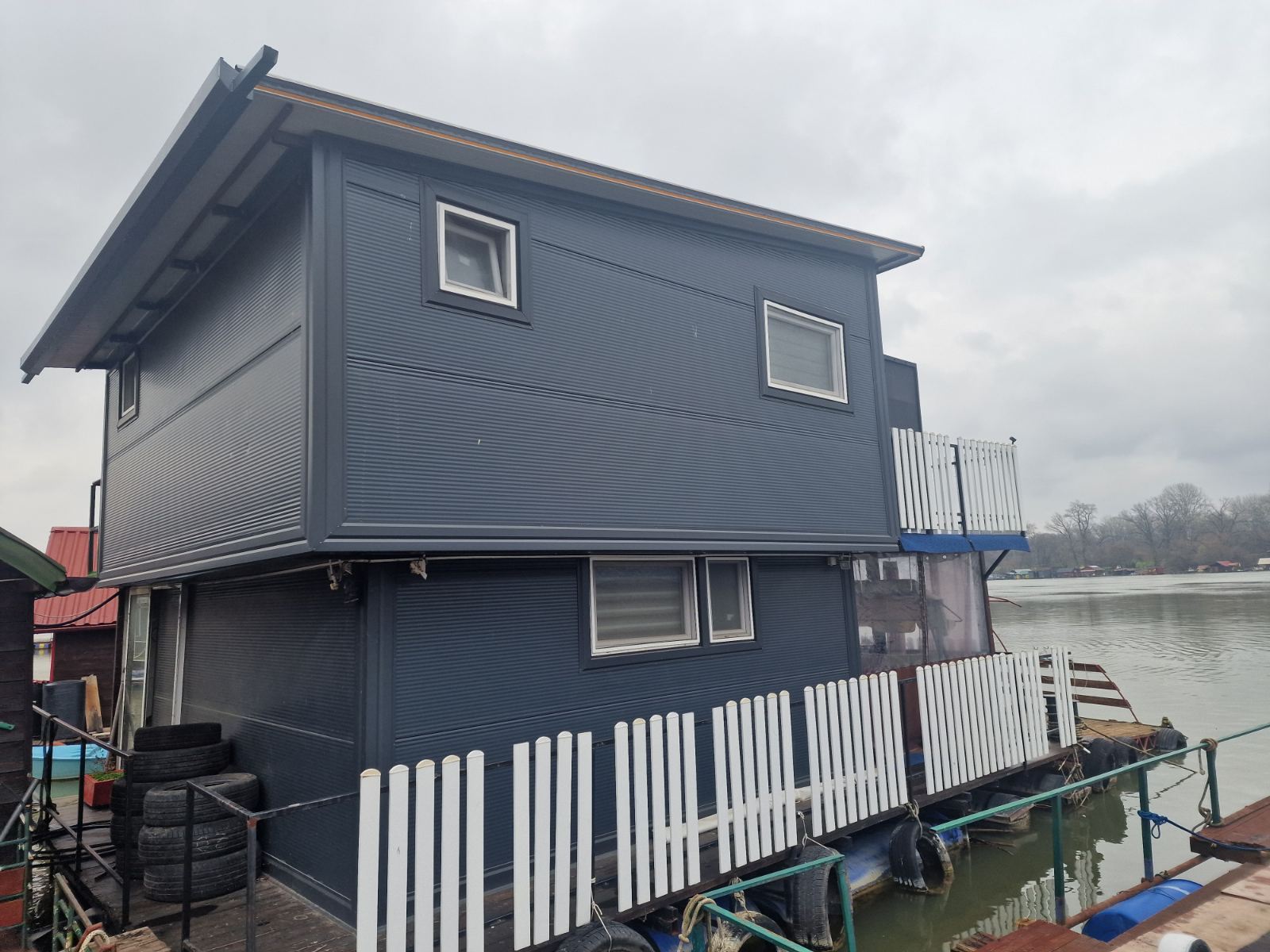 Splav na metalnim i plastičnim pontonima 