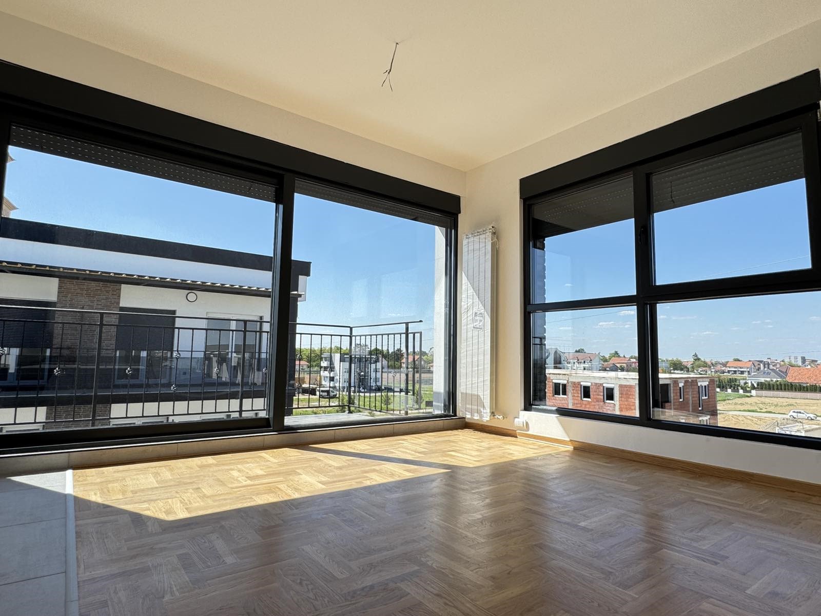 LLUX PENTHAUS SA POGLEDOM NA EXPO