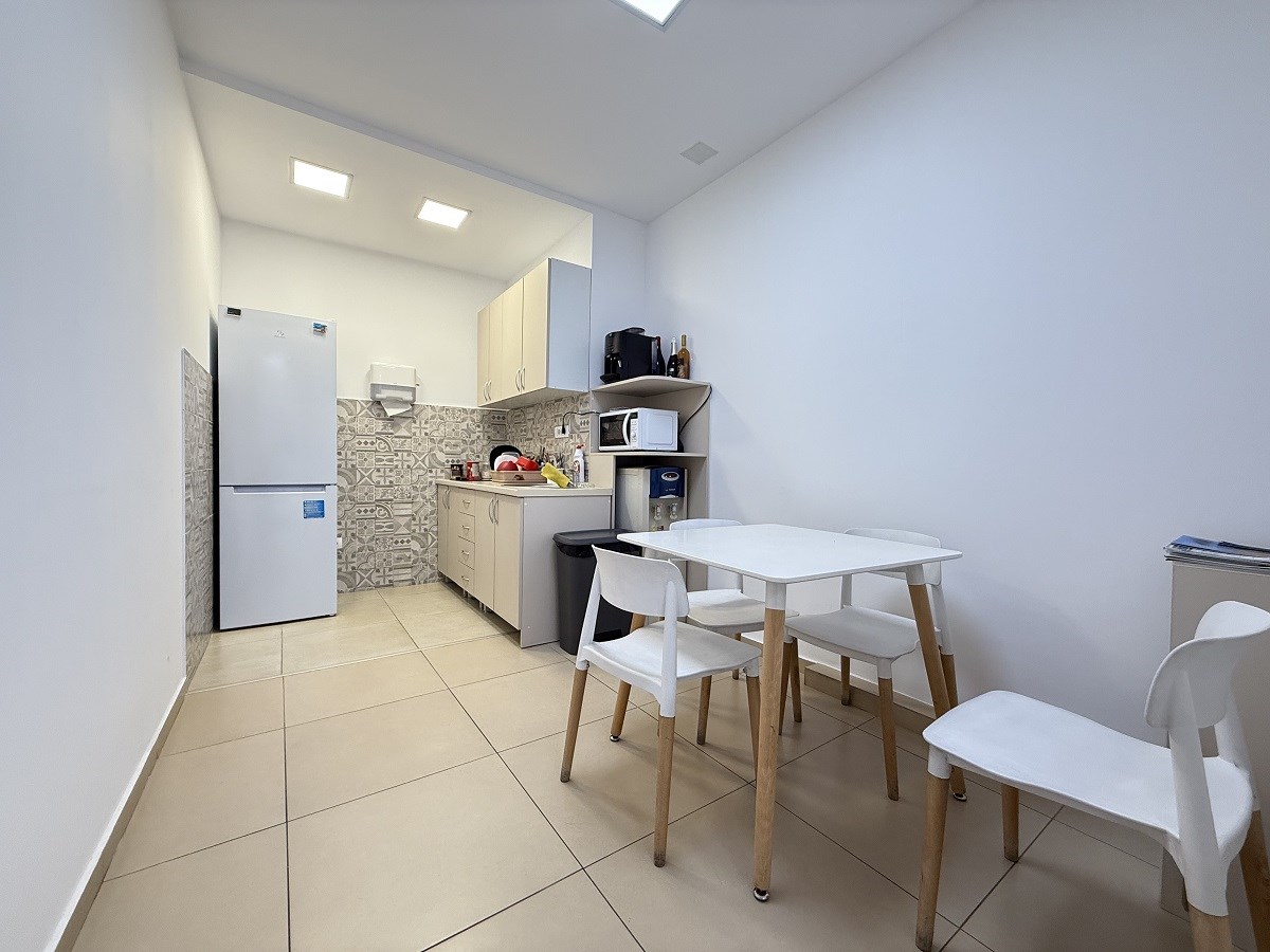 Prodaja uknjižen, poslovni prostor, 148m2, Đeram 