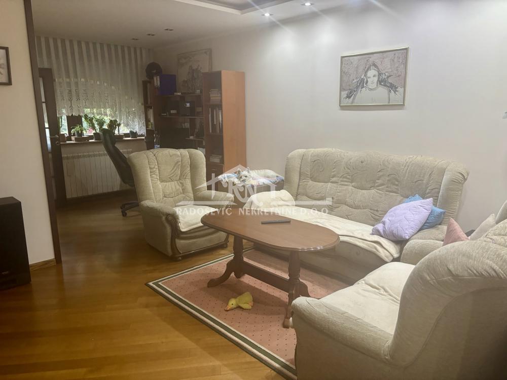 Petlovo brdo - dvoetažni stan u nizu, ukupne površine 199m2,