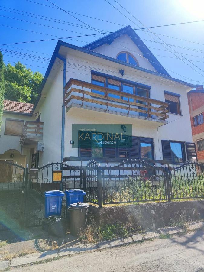 Kuća sa dva apartmana i garažom , kotlarnicom , podrumom