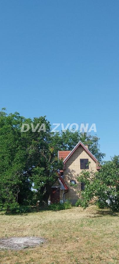 Na prodaju – vikendica sa placem u Čortanovcima (38 m² + garaža, plac 13 ari)