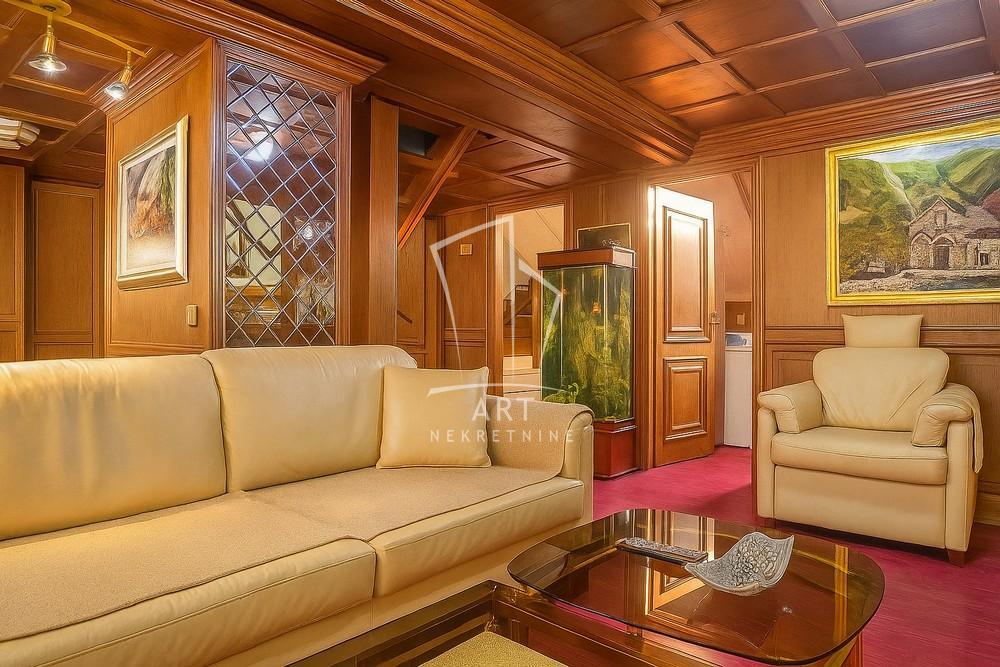 Lux stan u samom centru Zemuna ID#12015