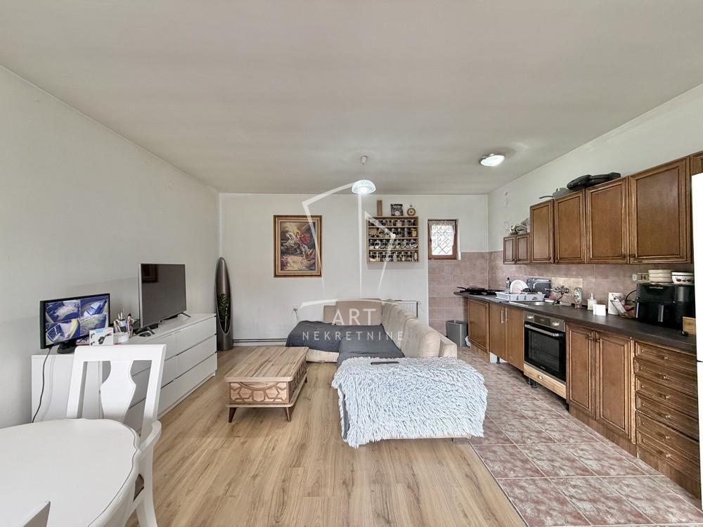 Porodična stambena zgrada sa tri stana ID#12002