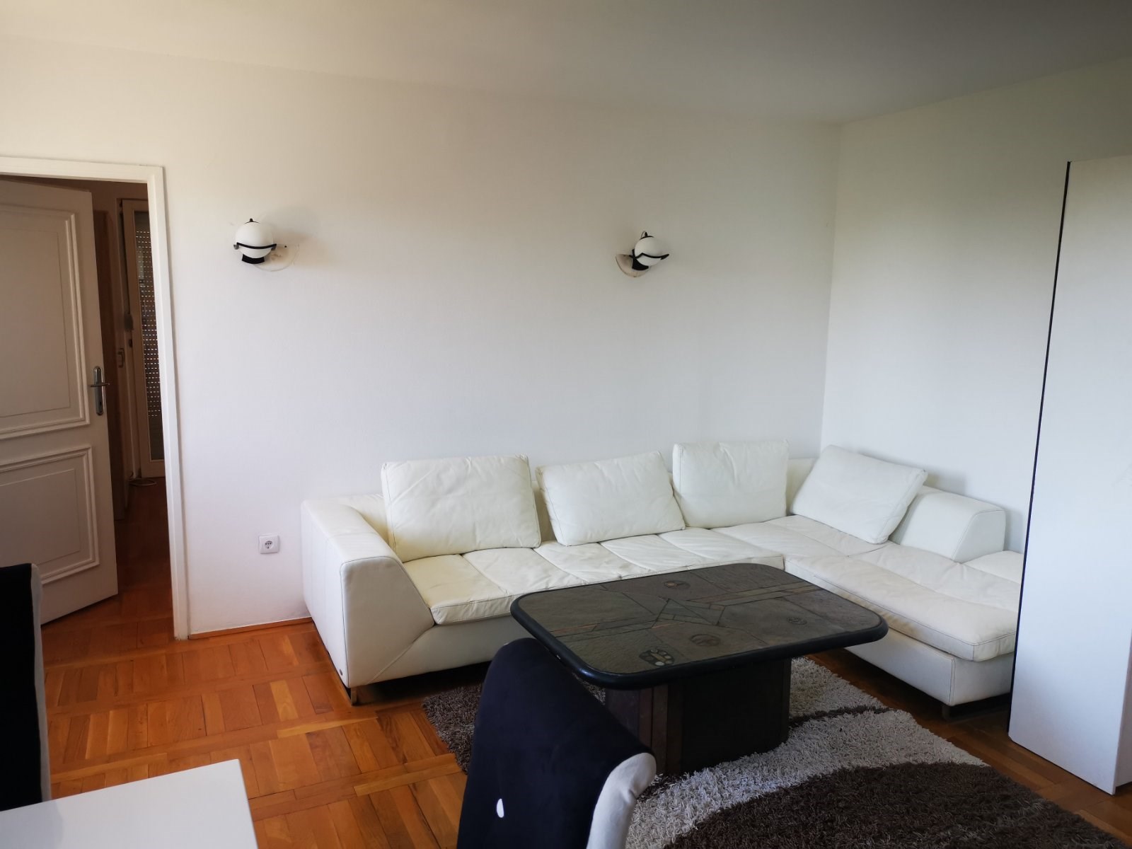 Izdajem dva lepa stana, okolina restorana Dedinje