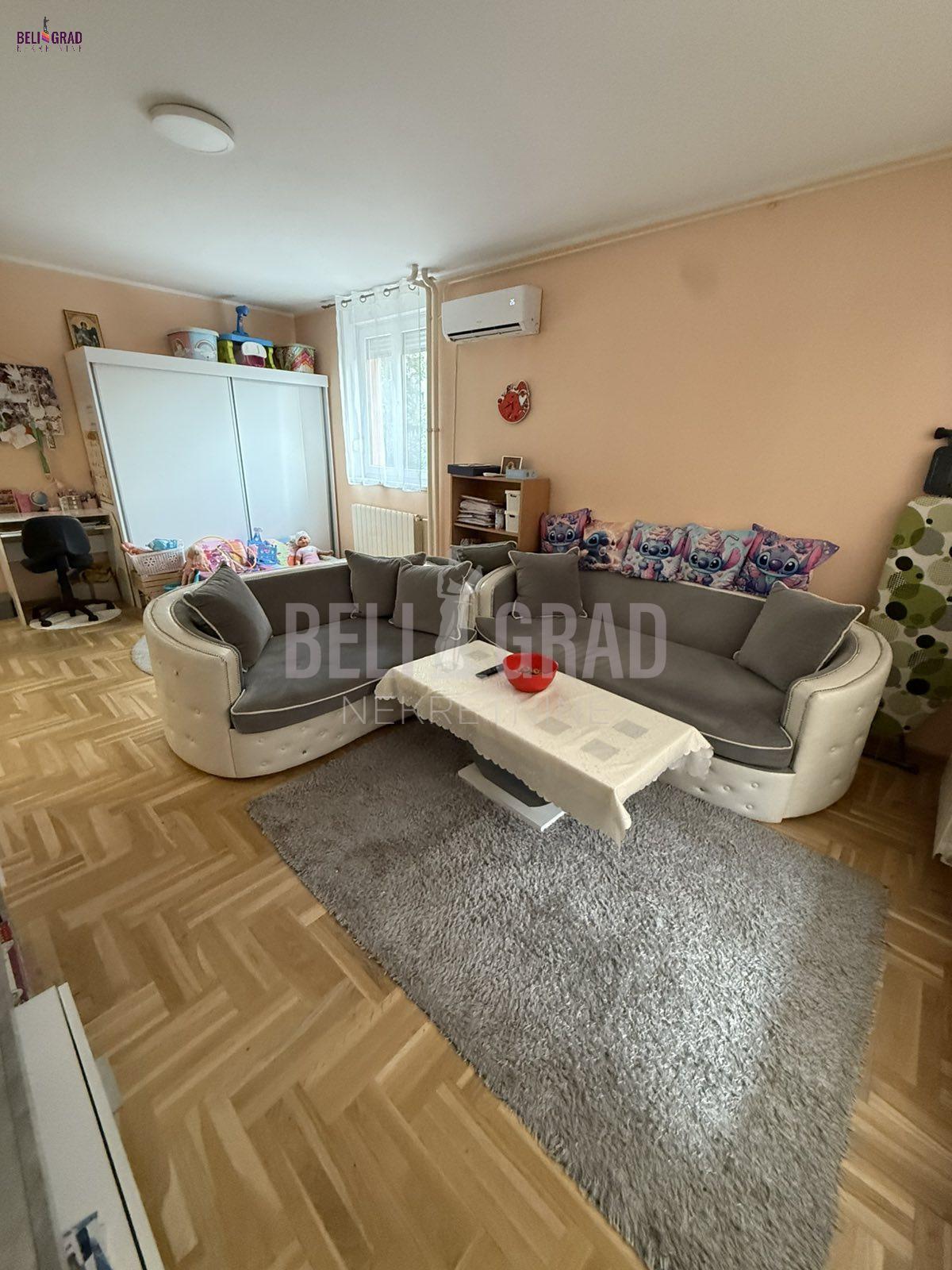 Blok 4, svetao funkcionalan stan