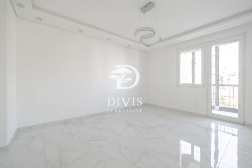 Prodajemo odličan dvosoban, renoviran stan, 64m2,Crveni krst